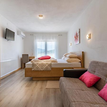 Готель House Delic Vrhovine Екстер'єр фото